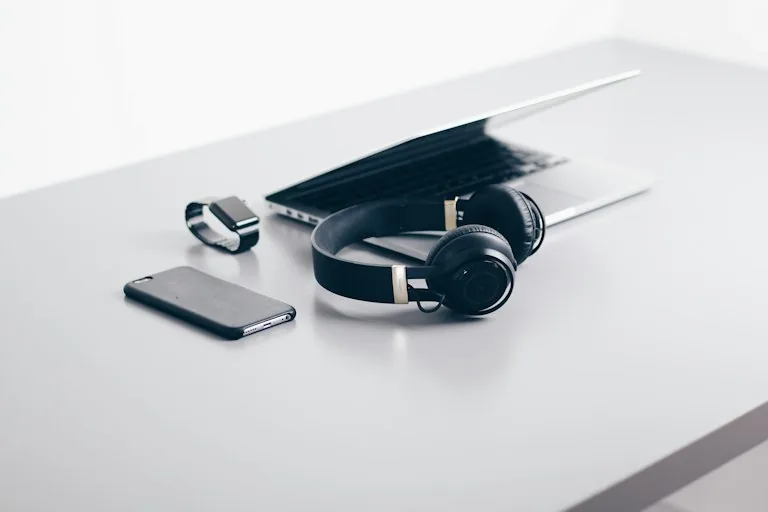 Gadget finder tool recommending laptops, smartphones, earbuds, smartwatches, and tablets